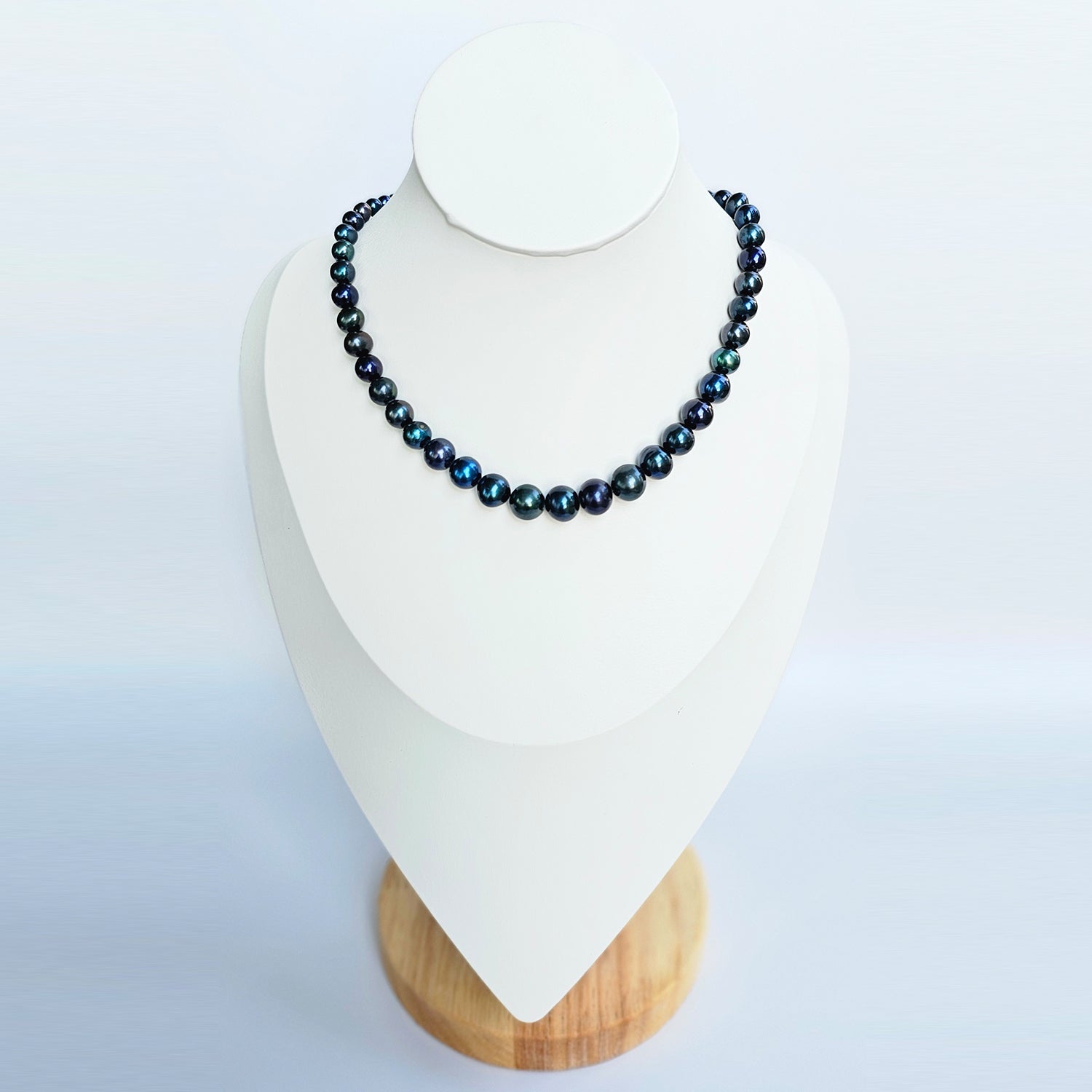 Multihue peacock color-Pearl necklace  in graduating pearl size