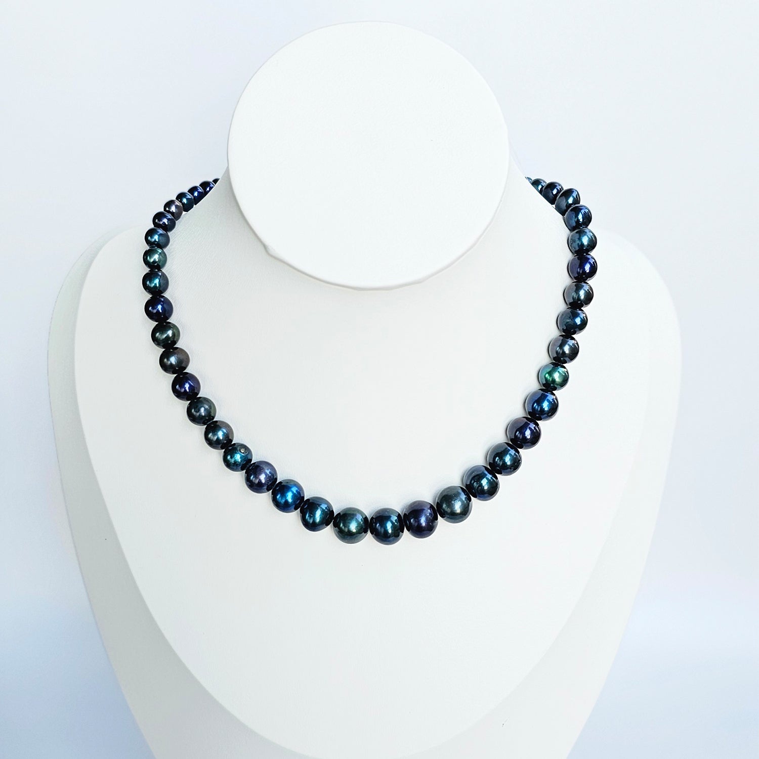 Multihue peacock color-Pearl necklace  in graduating pearl size