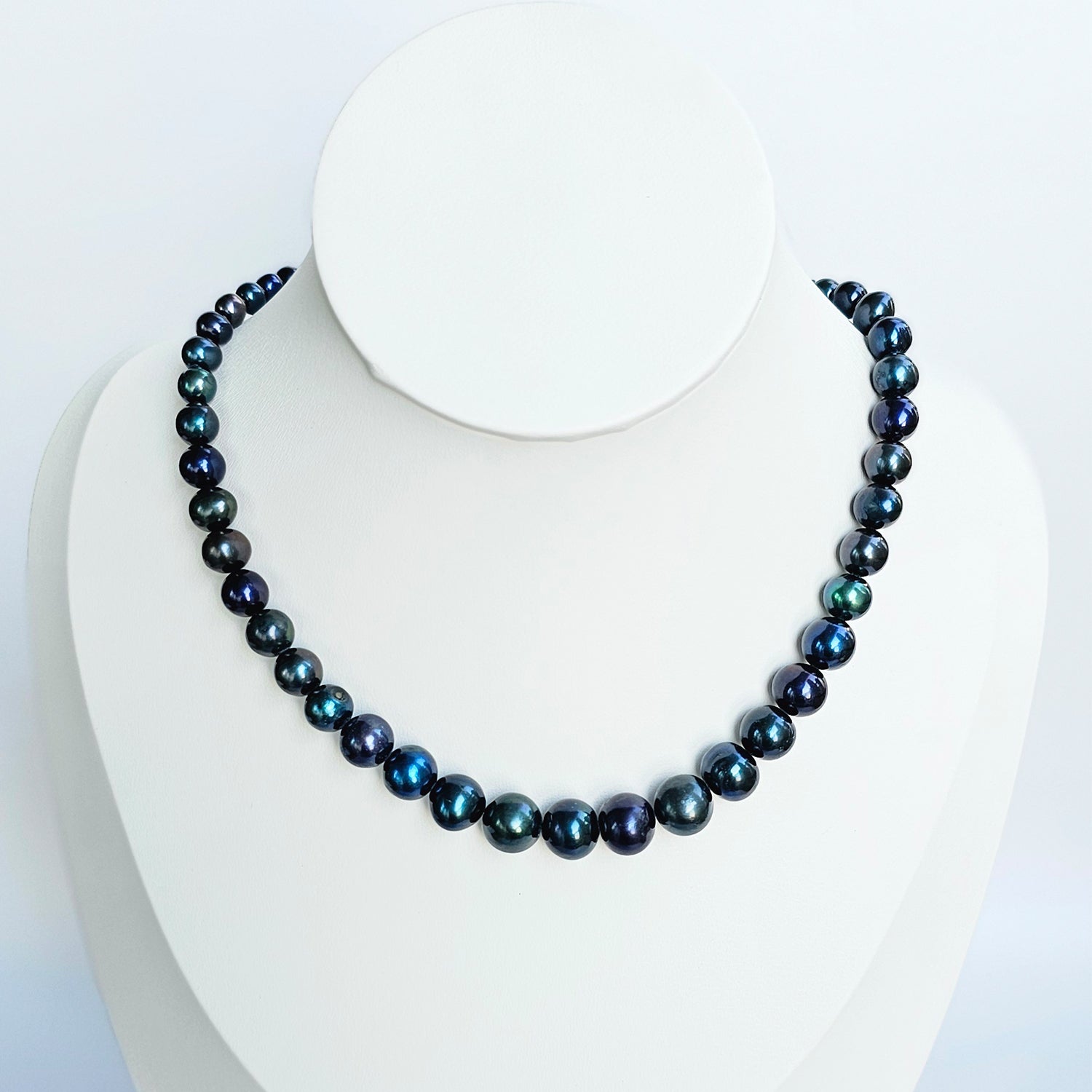 Multihue peacock color-Pearl necklace  in graduating pearl size