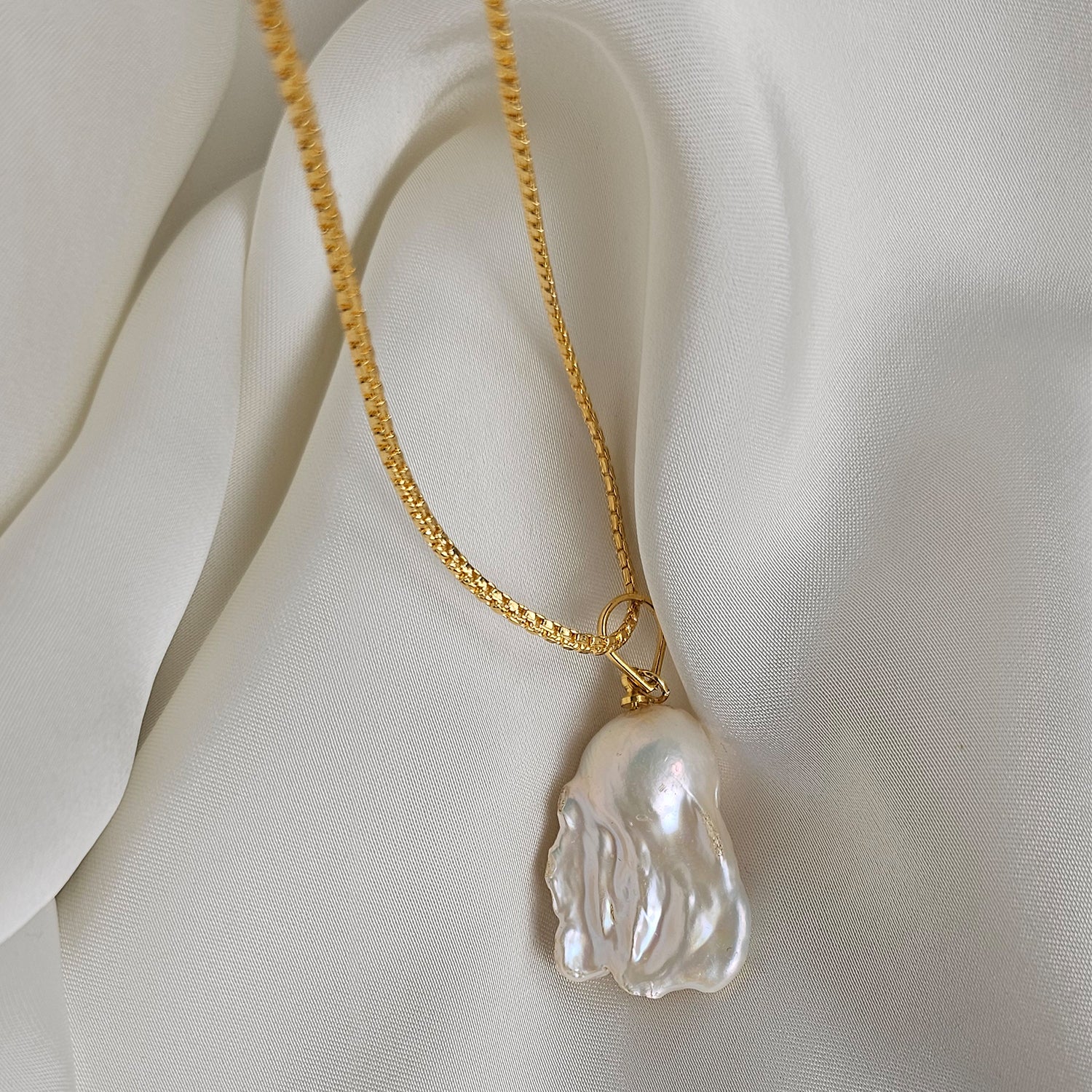 Large White Baroque Pearl Pendant with  Gold Chain(1)