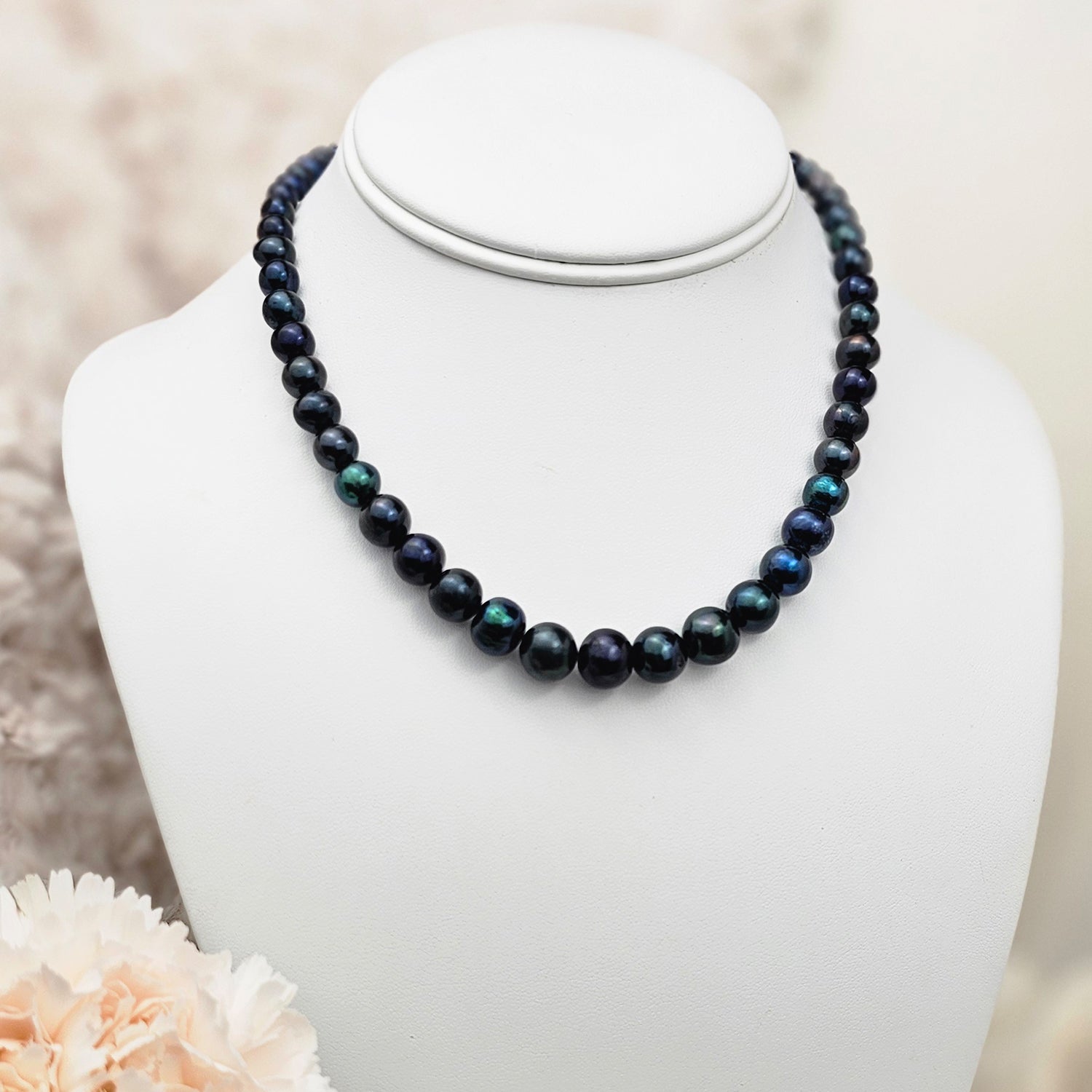 Multihue peacock color-Pearl necklace  in graduating pearl size