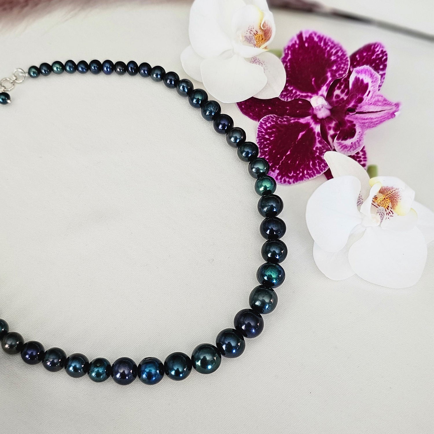 Multihue peacock color-Pearl necklace  in graduating pearl size