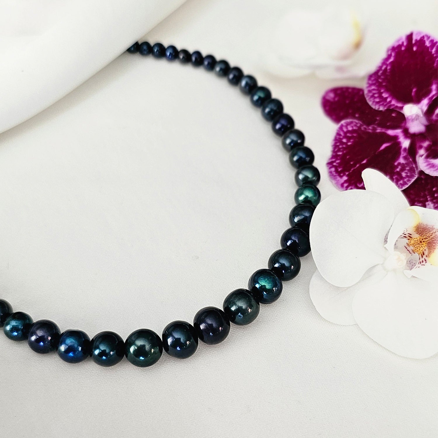 Multihue peacock color-Pearl necklace  in graduating pearl size