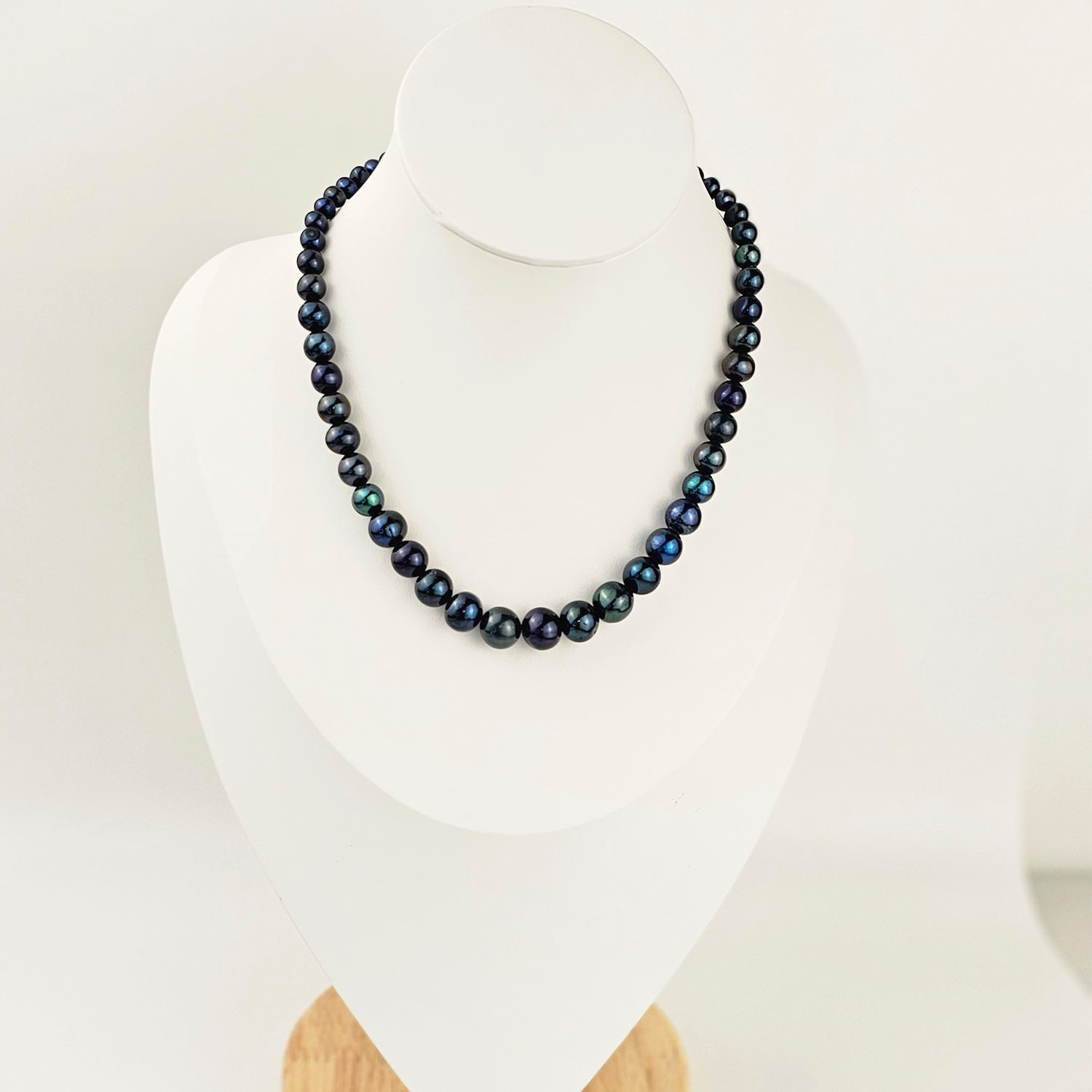 Multihue peacock color-Pearl necklace  in graduating pearl size