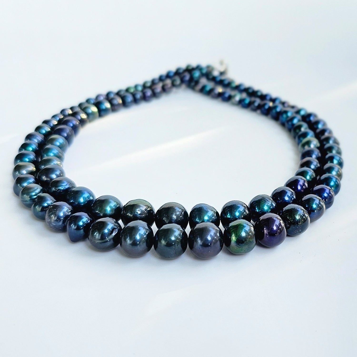 Multihue peacock color-Pearl necklace  in graduating pearl size