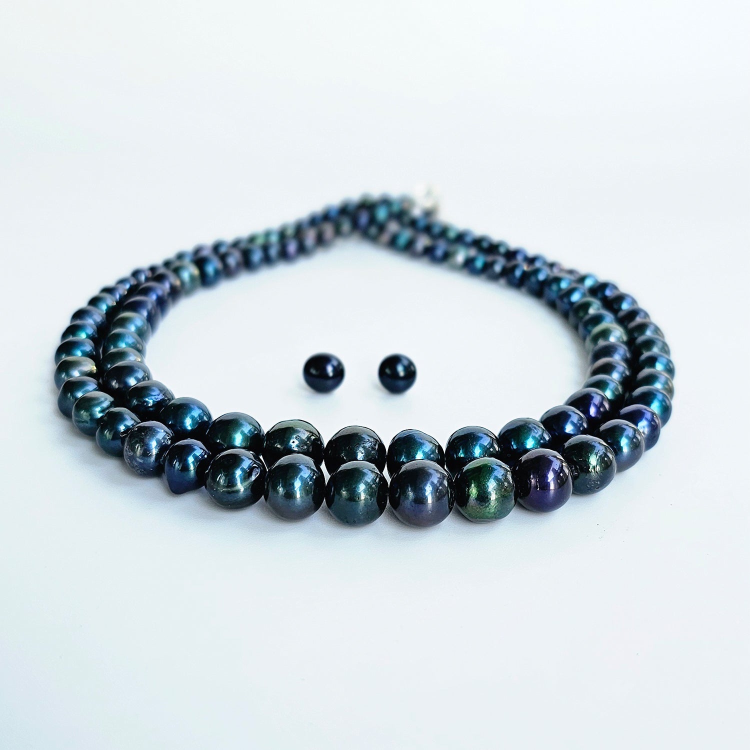 Multihue peacock color-Pearl necklace  in graduating pearl size