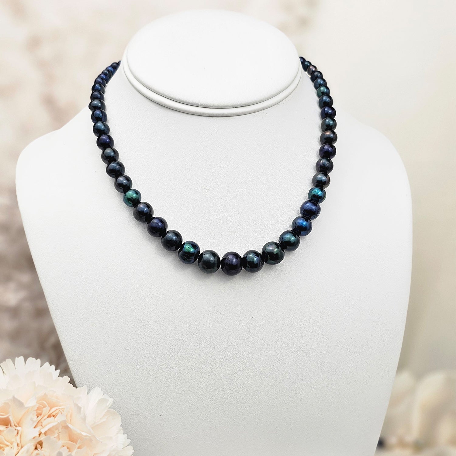 Multihue peacock color-Pearl necklace  in graduating pearl size
