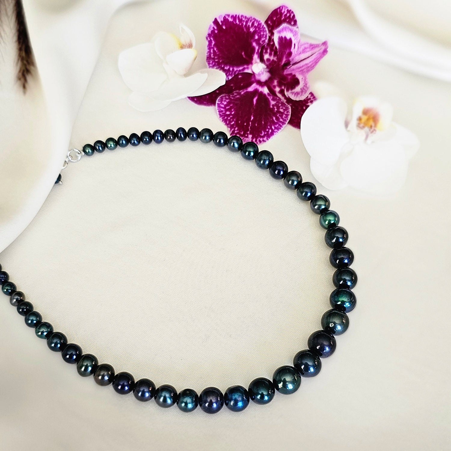 Multihue peacock color-Pearl necklace  in graduating pearl size