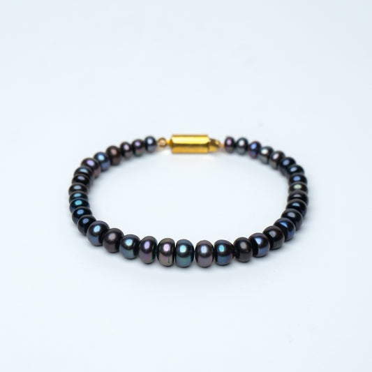 Midnight Pearl Bracelet – Black Freshwater Pearls with Gold Clasp | 7.5"